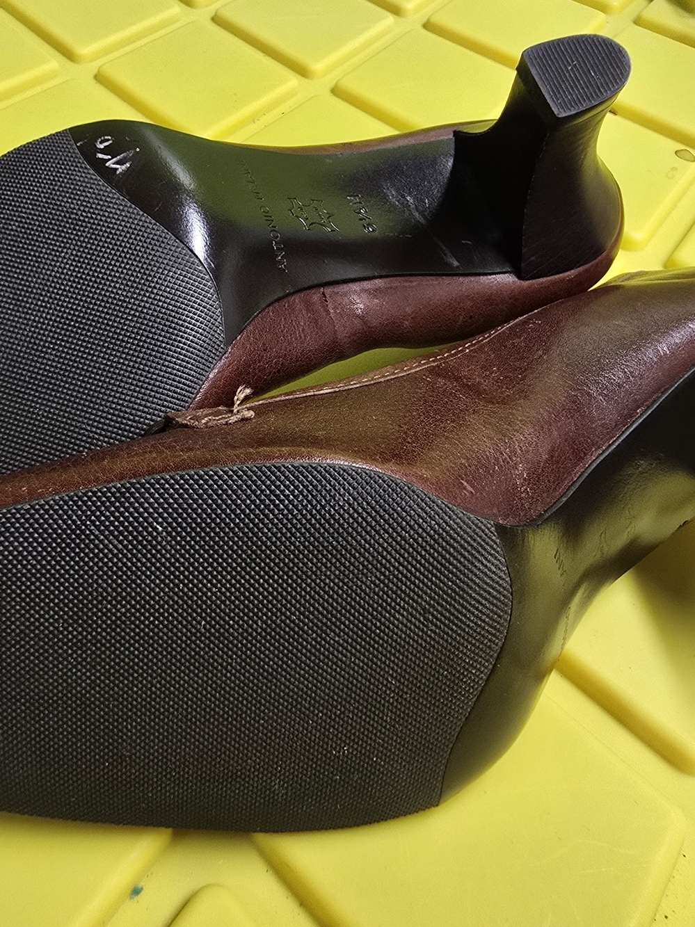 ANTONIO MELANI Burgundy Leather Mid-Heel Chain Detail Pumps - Picture 3 of 4